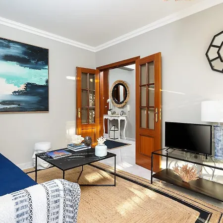 Apartment Spacious&bright2bedroom Near Beaches,sleeps 6 *