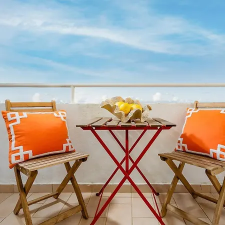 Spacious&bright2bedroom Near Beaches,sleeps 6 *