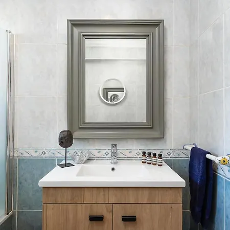 Spacious&bright2bedroom Near Beaches,sleeps 6 아파트 *