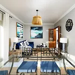 Spacious&bright2bedroom Near Beaches,sleeps 6 아파트 포티마오