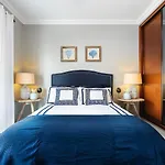 Spacious&bright2bedroom Near Beaches,sleeps 6 아파트